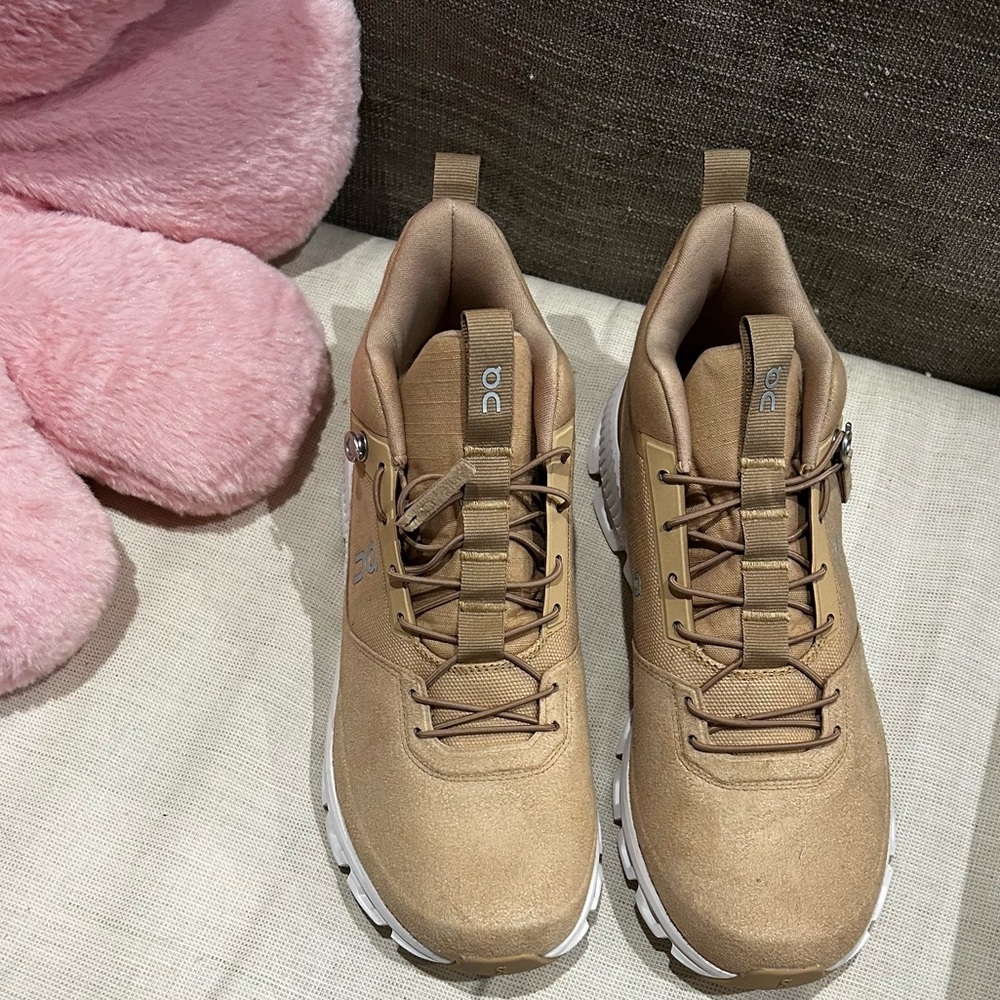 Tan On Clouds never worn